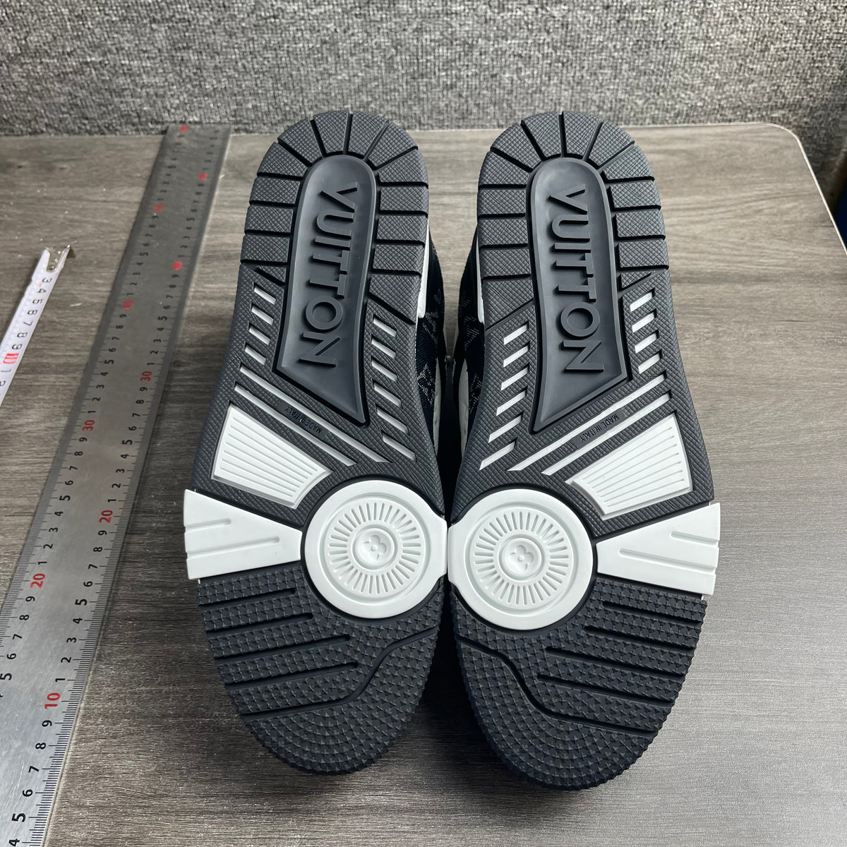LV Trainer Black & White
