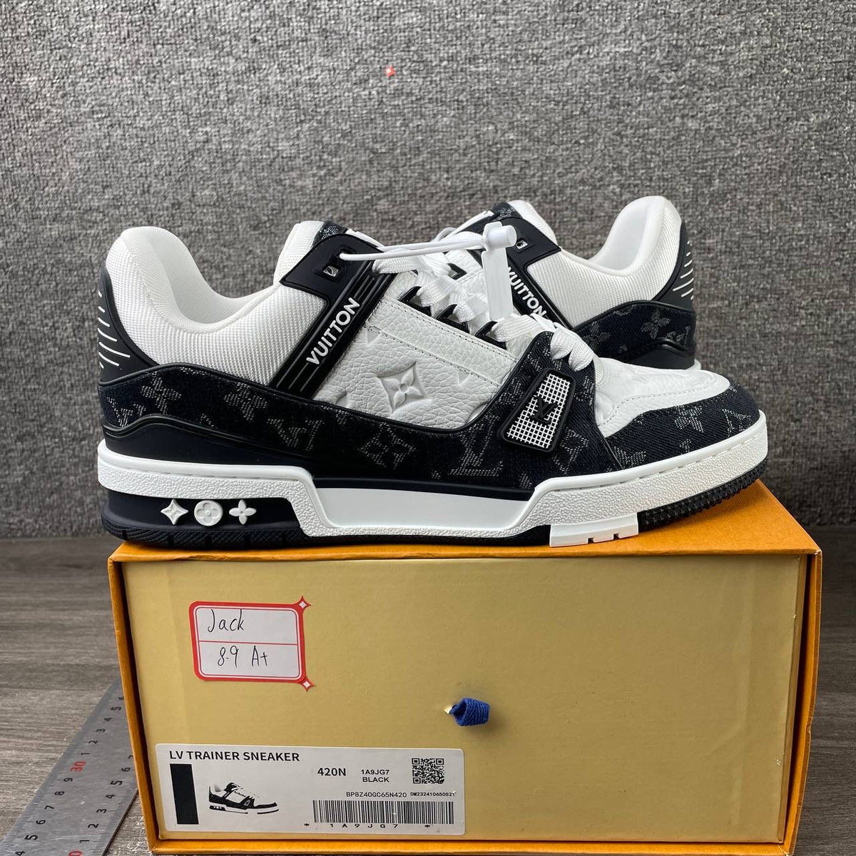 LV Trainer Black & White